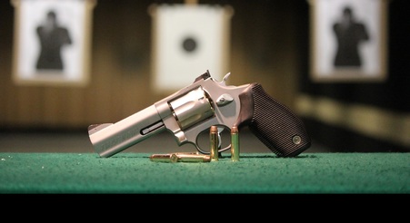 Strzelanie z rewolweru 357 Magnum